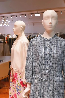 “美女企業家”轉型時尚主播，金山寶藏服裝工廠店借力數碼產品再掀熱潮